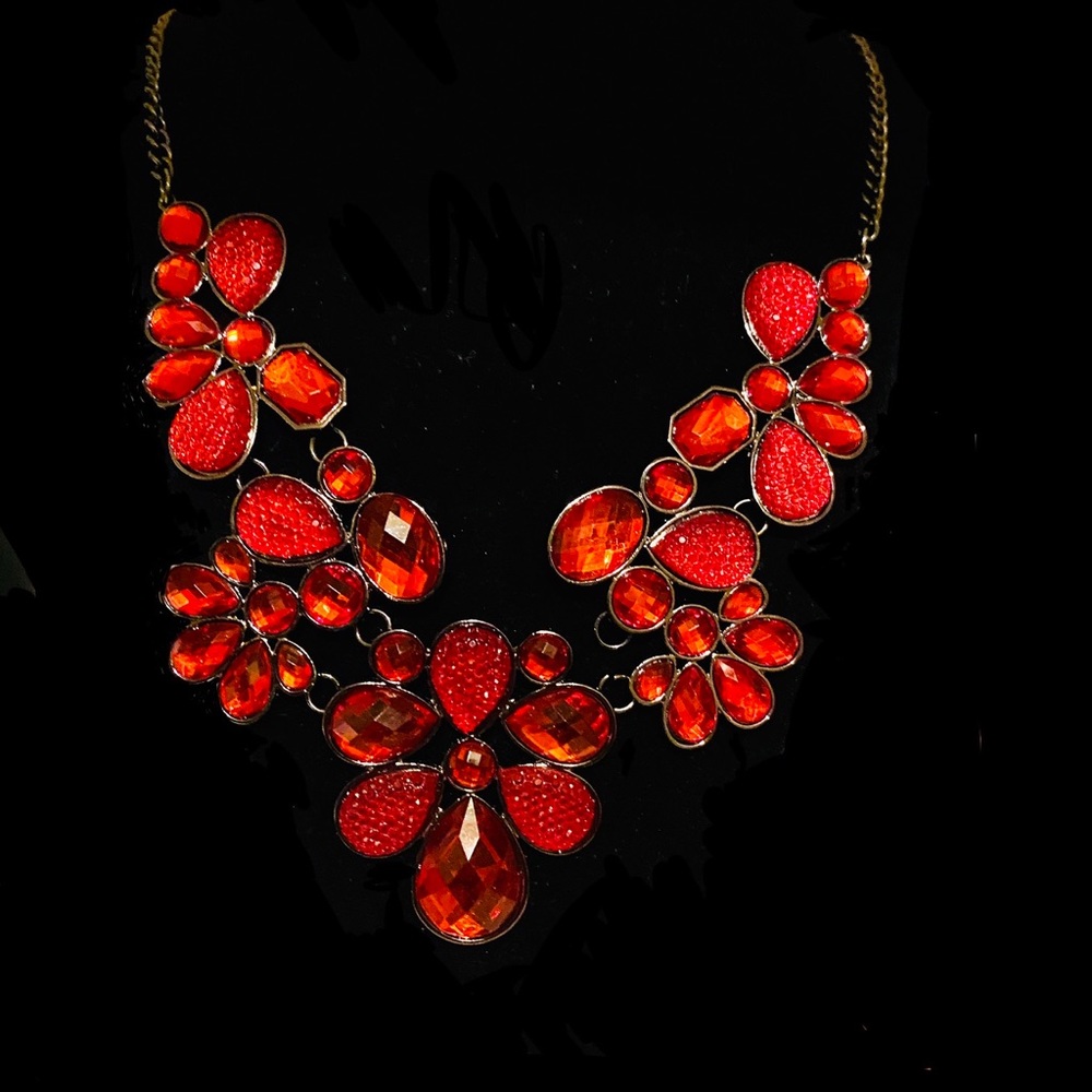 Statement necklace in red and antique bronze